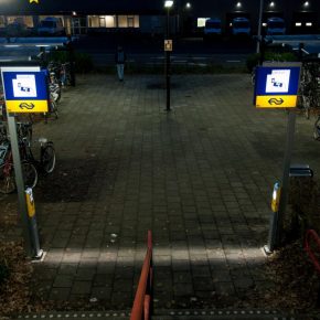 Foto: Uitcheckpaaltjes NS